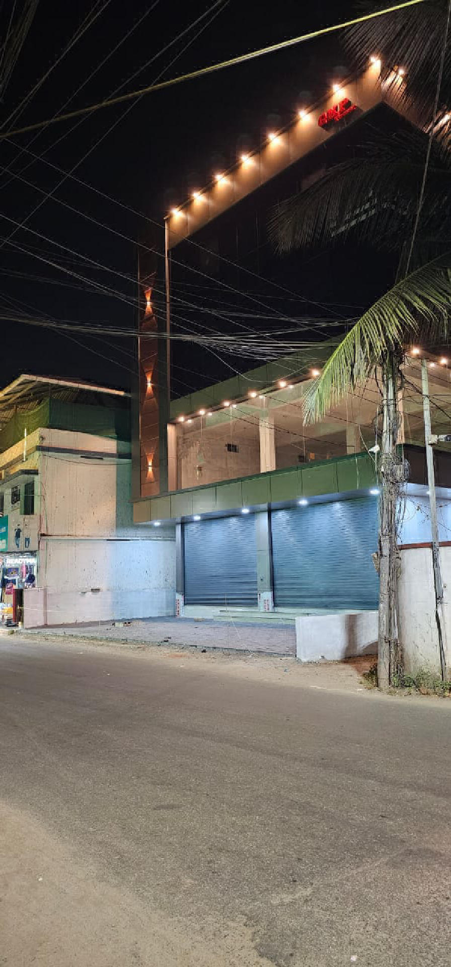 5.800 cent plot with 4500 sqft commercial building for sale at Vyttila.
