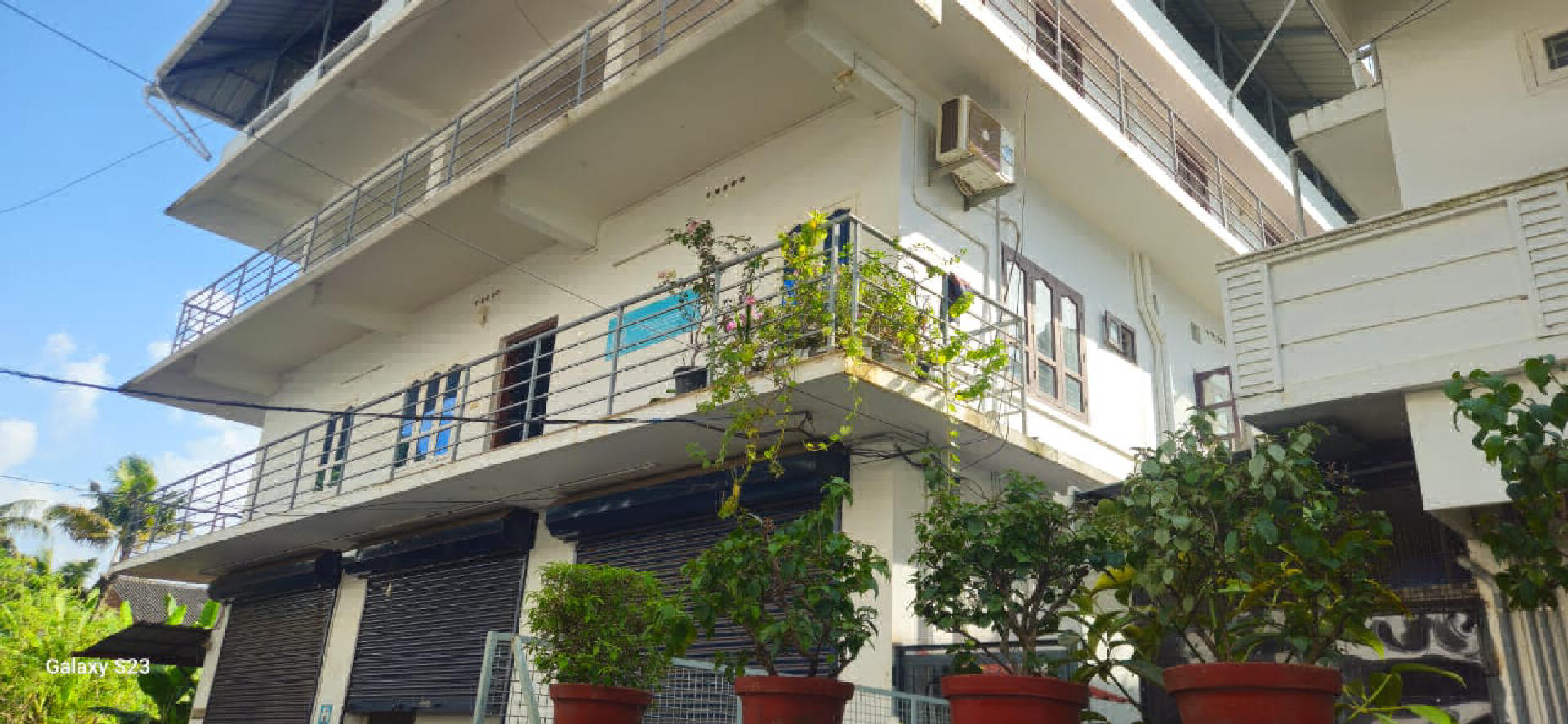 9 cents plot with 7600sqft 3 storey buliding for sale at Edappally.