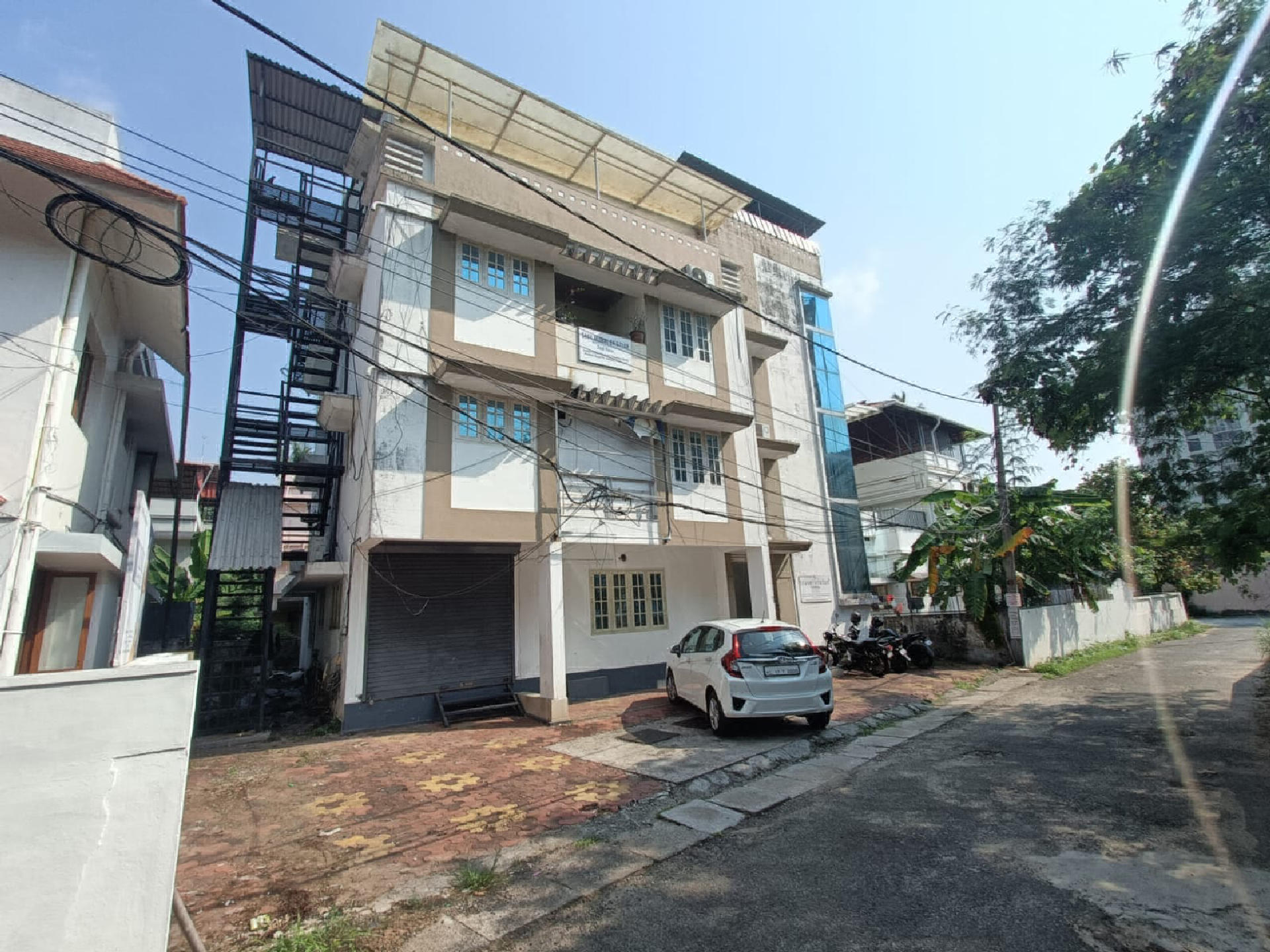 1100 Sqft 3 storey building for rent at Vennala.