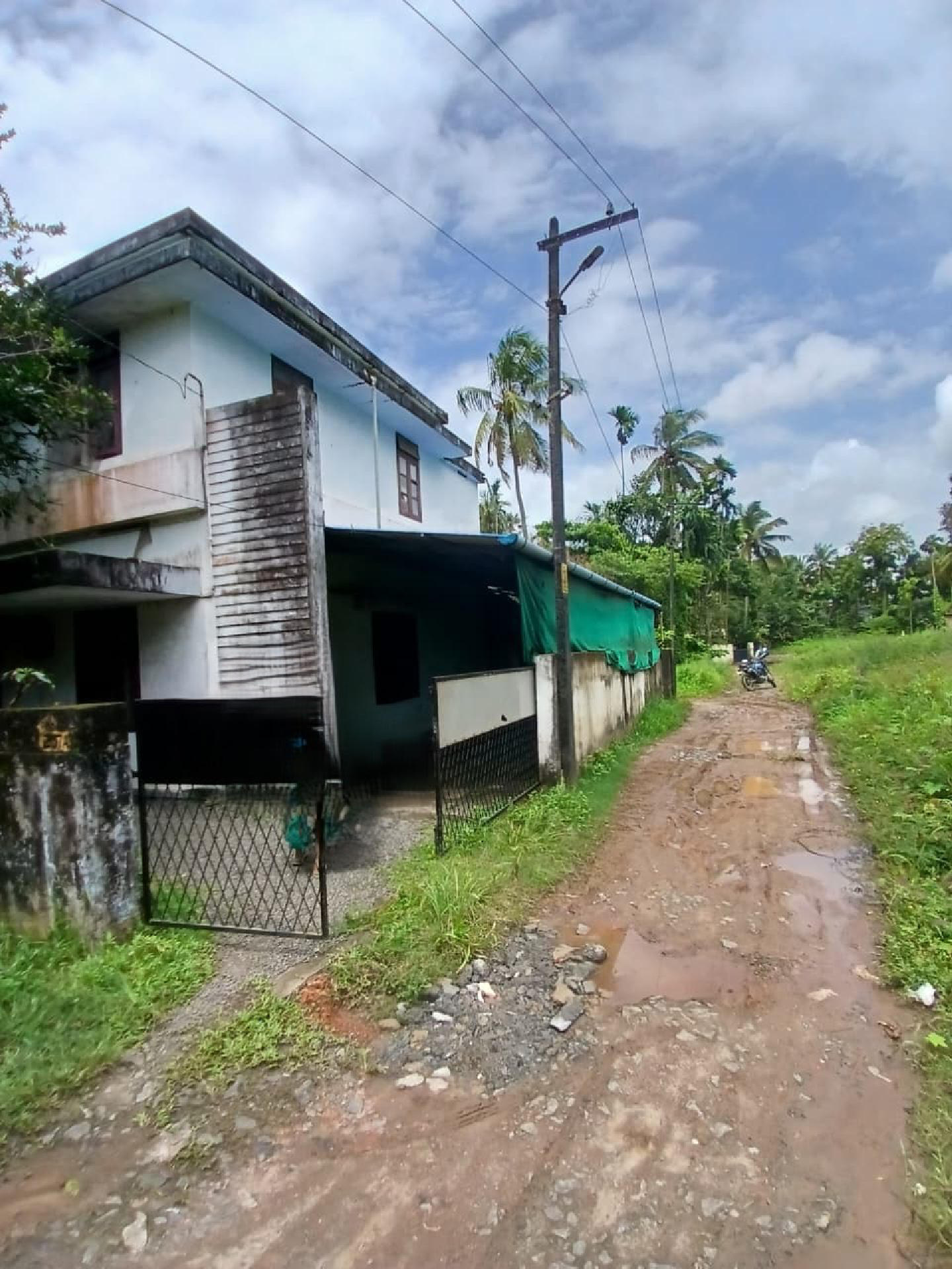 7.250 cents of plot with 1500 sqft old 2 storey house for sale at Maradu.